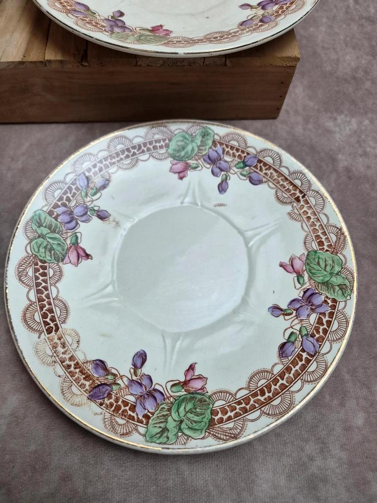 Lot de 6 assiettes à dessert anciennes Longwy – Modèle Violettes – Décor polychrome Art nouveau