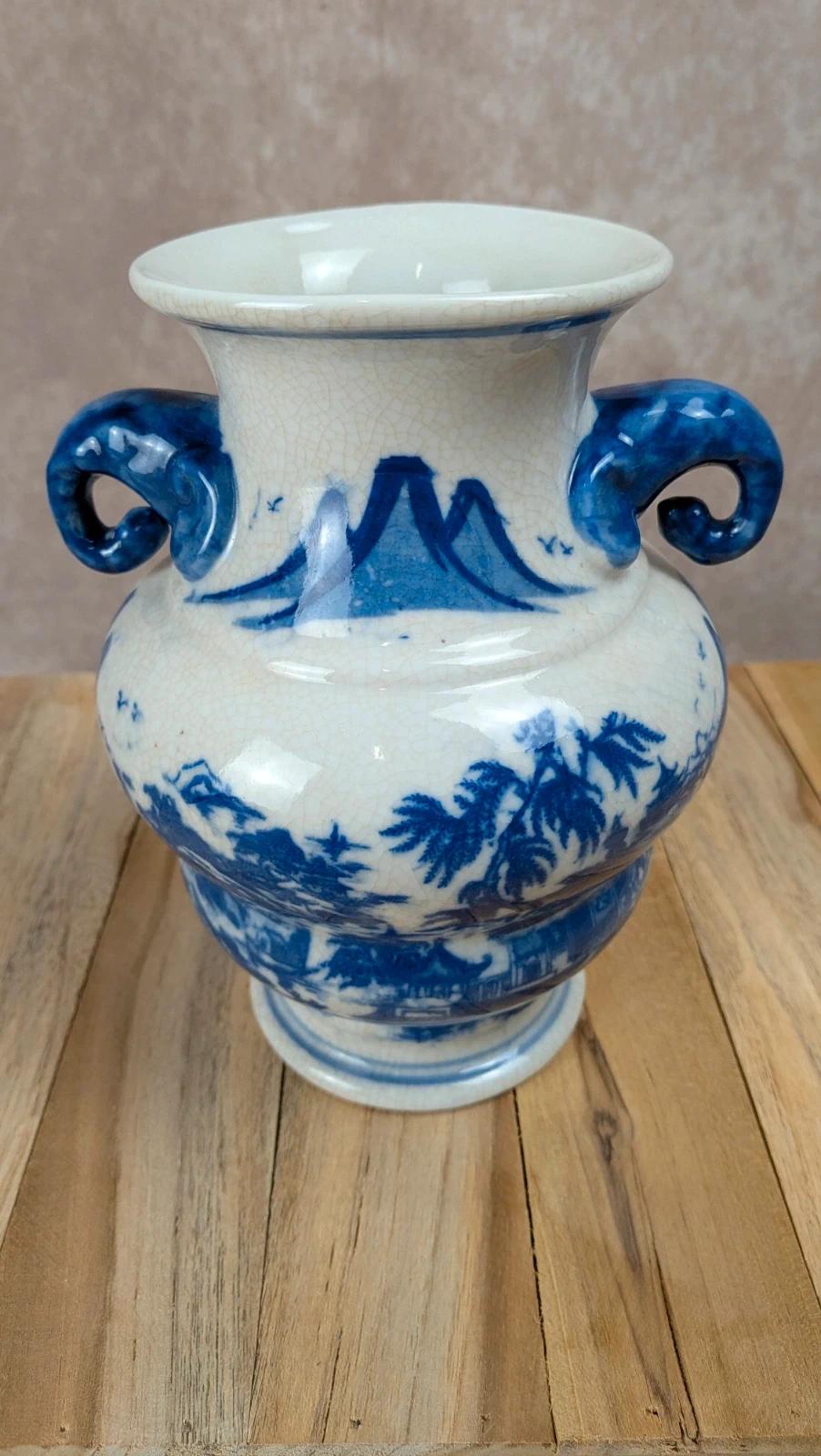 Vase chinois bleu et blanc anses sculptées décor paysage
