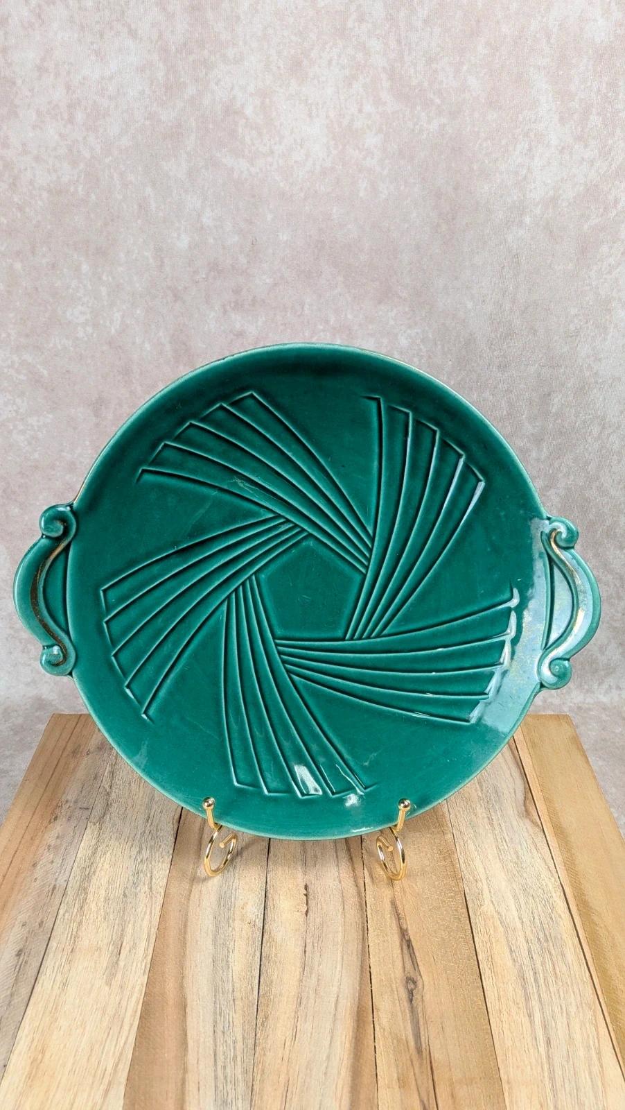 Plat en céramique verte Art déco – Relief géométrique