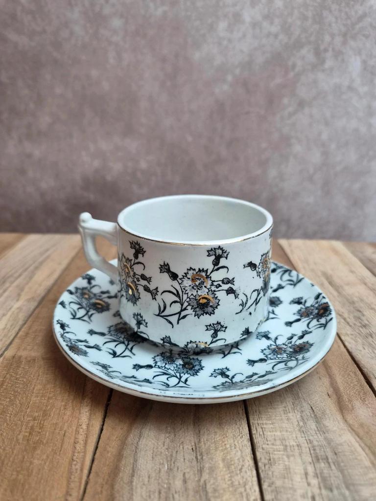 Tasse et soucoupe anciennes Gien – terre de fer – décor floral doré