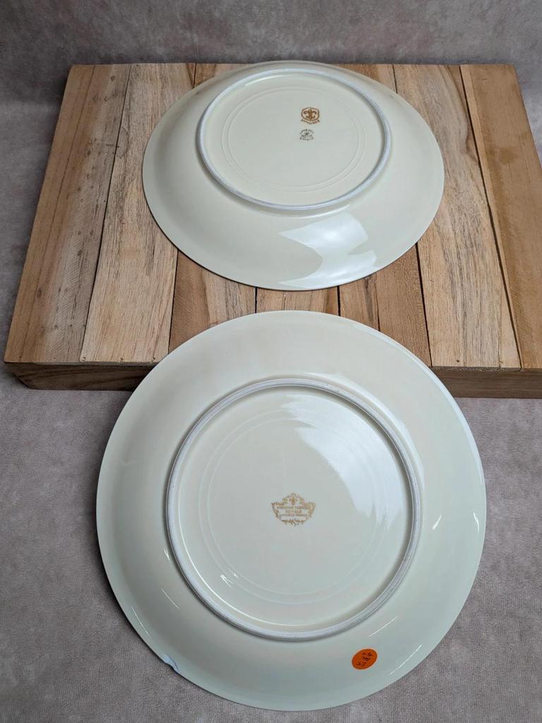 Lot de 2 assiettes anciennes en porcelaine de Limoges – Frises dorées