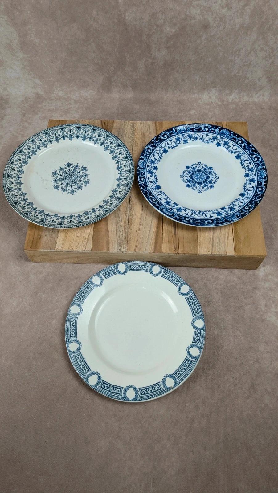 Lot de 3 assiettes anciennes en terre de fer – dépareillées bleu & blanc