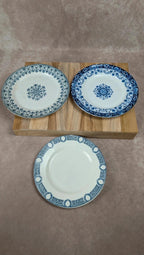 Lot de 3 assiettes anciennes en terre de fer – dépareillées bleu & blanc