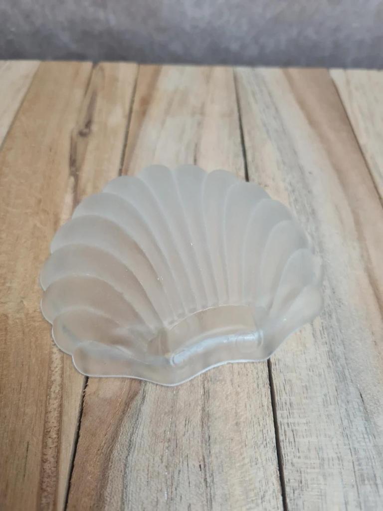Petit beurrier coquillage vintage en métal argenté et verre opaque style Art Déco