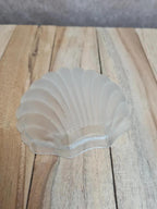 Petit beurrier coquillage vintage en métal argenté et verre opaque style Art Déco