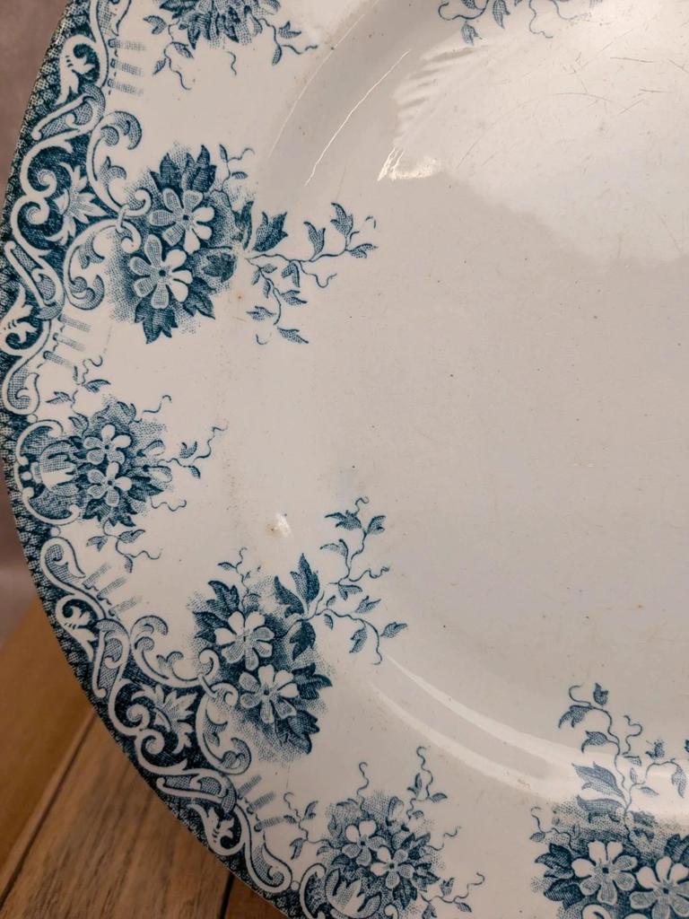 Assiette ancienne Terre de Fer décor bleu floral