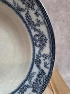 Assiette creuse ancienne en terre de fer Nimy – modèle Guirlande bleu