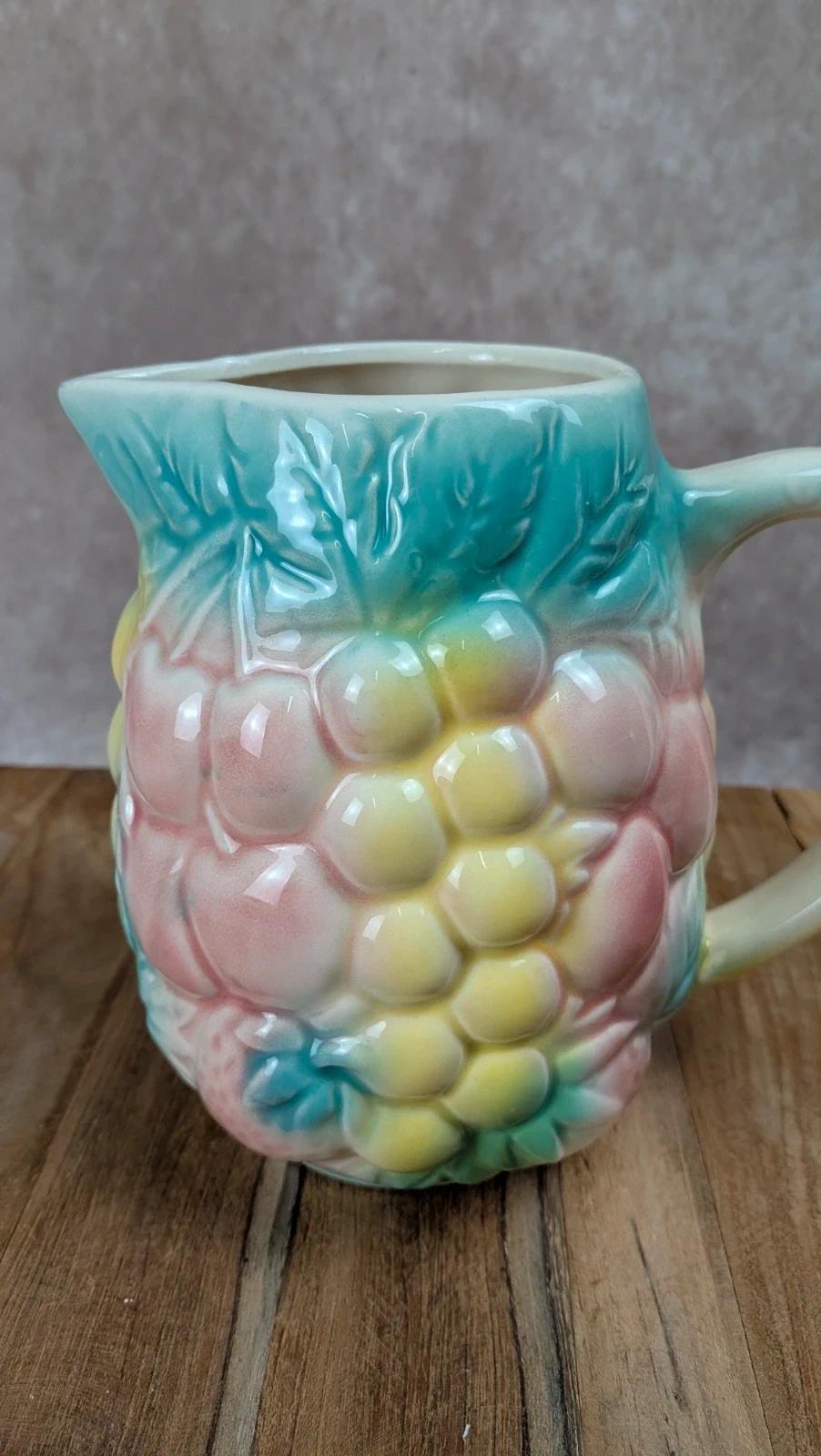 Pichet ancien en barbotine multicolore