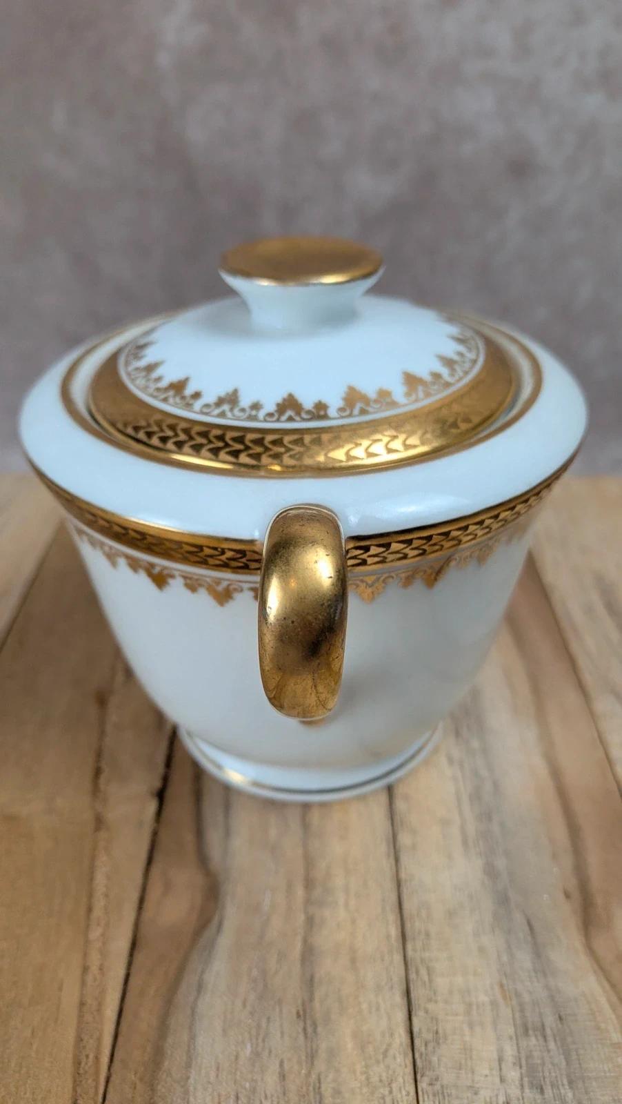 Sucrier ancien en porcelaine de Limoges – décor doré élégant