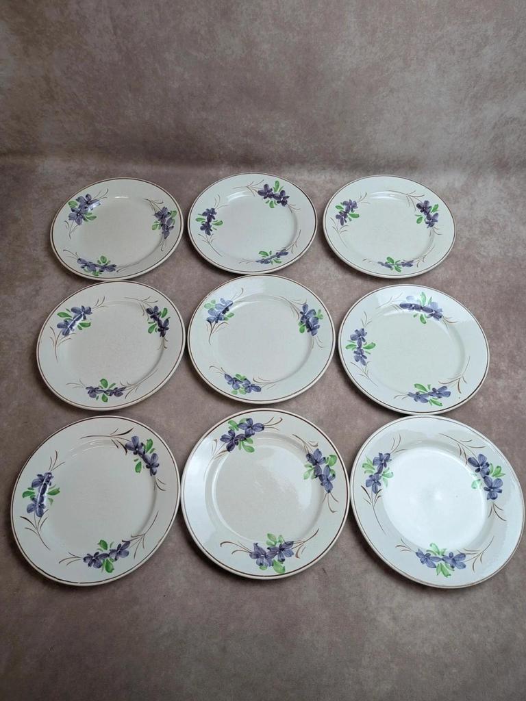 Lot de 9 assiettes anciennes en terre de fer – Opaque de Bordeaux – décor floral peint main