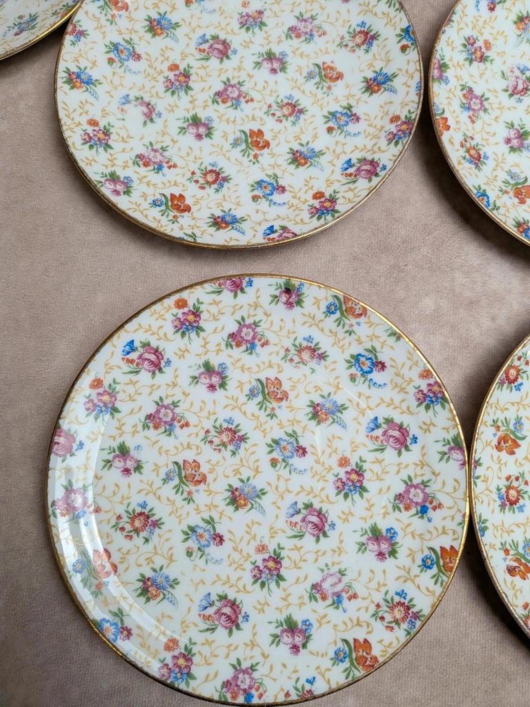 Lot de 9 assiettes à dessert anciennes en porcelaine fleurie