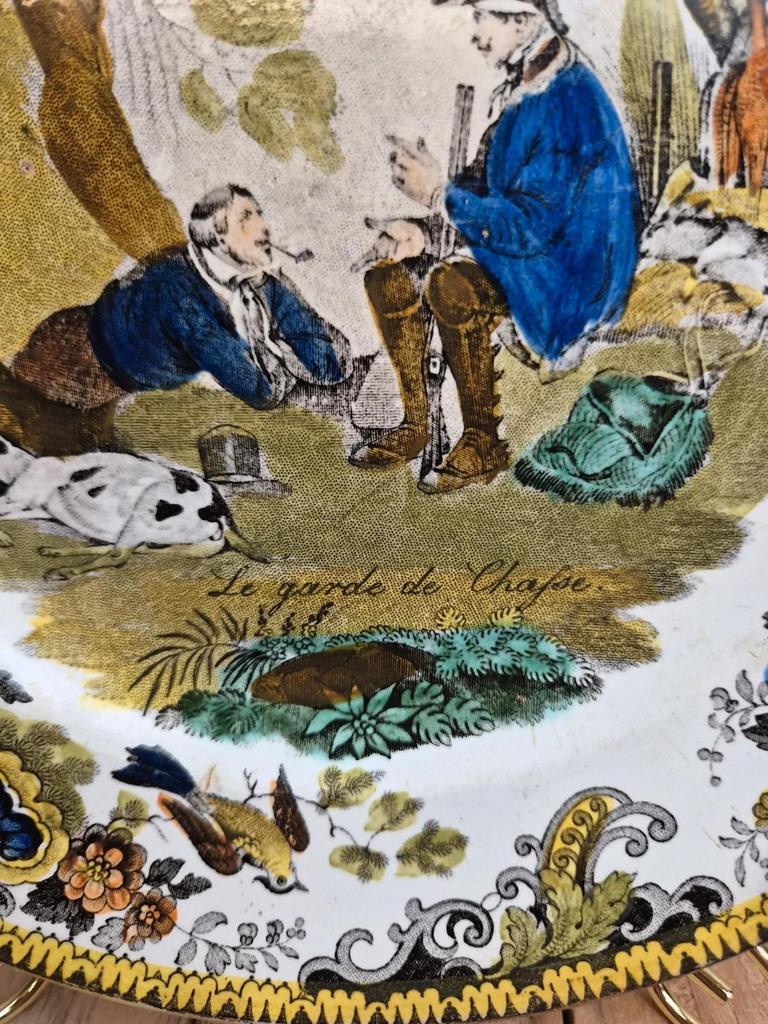 Assiette ancienne Terre de fer Creil – Le Garde de chasse – Polychrome Xixe