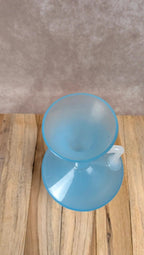 Vase en opaline bleue sur pied – vintage