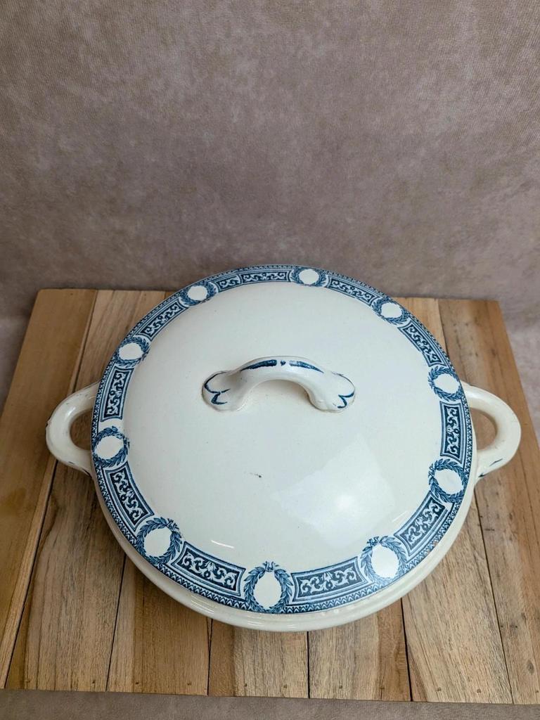 Soupière ancienne en terre de fer Salins – Modèle Saïda – Décor bleu