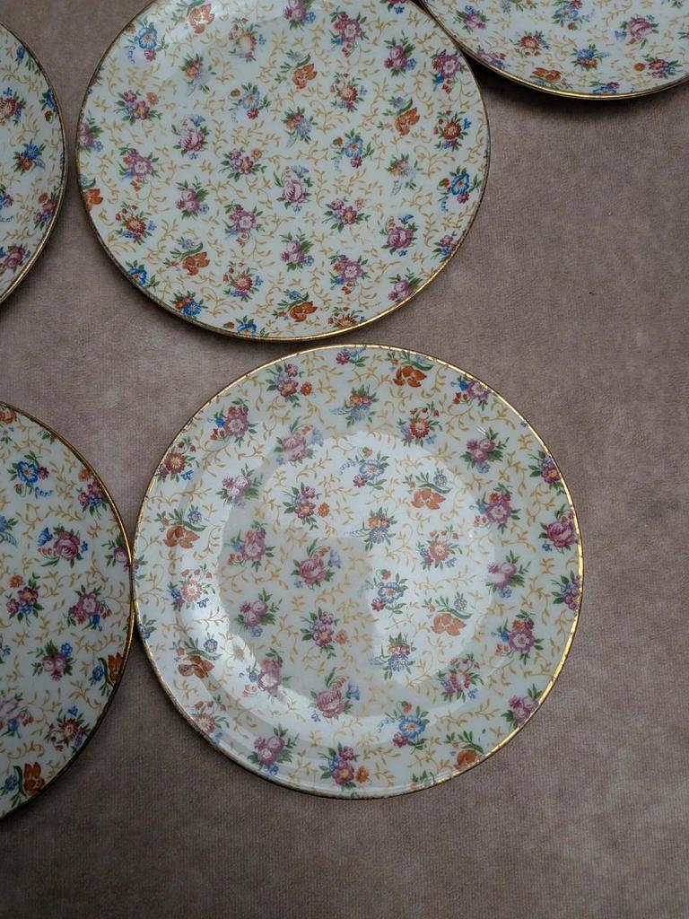 Lot de 9 assiettes à dessert anciennes en porcelaine fleurie