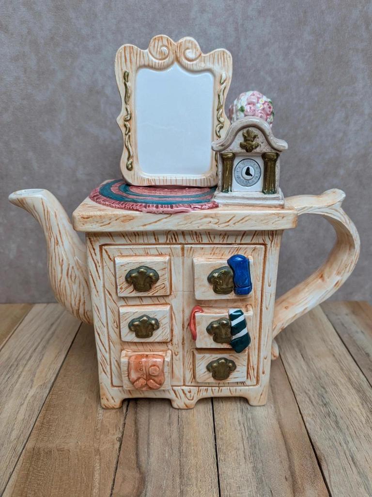 Théière décorative en barbotine – scène meuble ancien