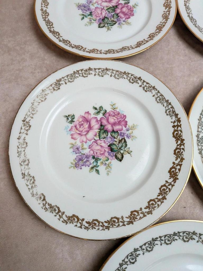 Lot de 5 assiettes plates en porcelaine de Limoges – Décor floral et dorures