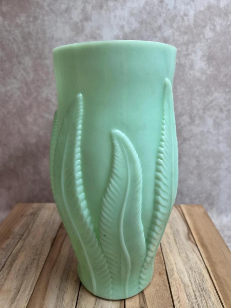Vase Art Déco en opaline verte Spip France décor feuilles