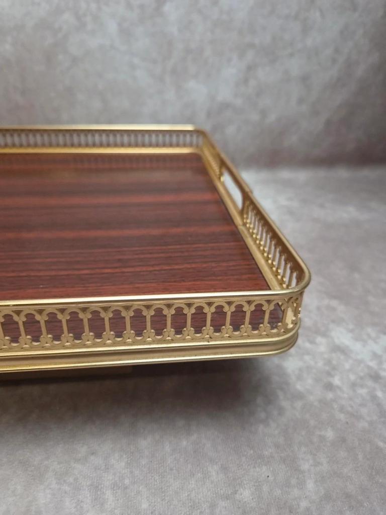 Grand plateau de service vintage italien Mb – effet palissandre & galerie dorée – années 60/70