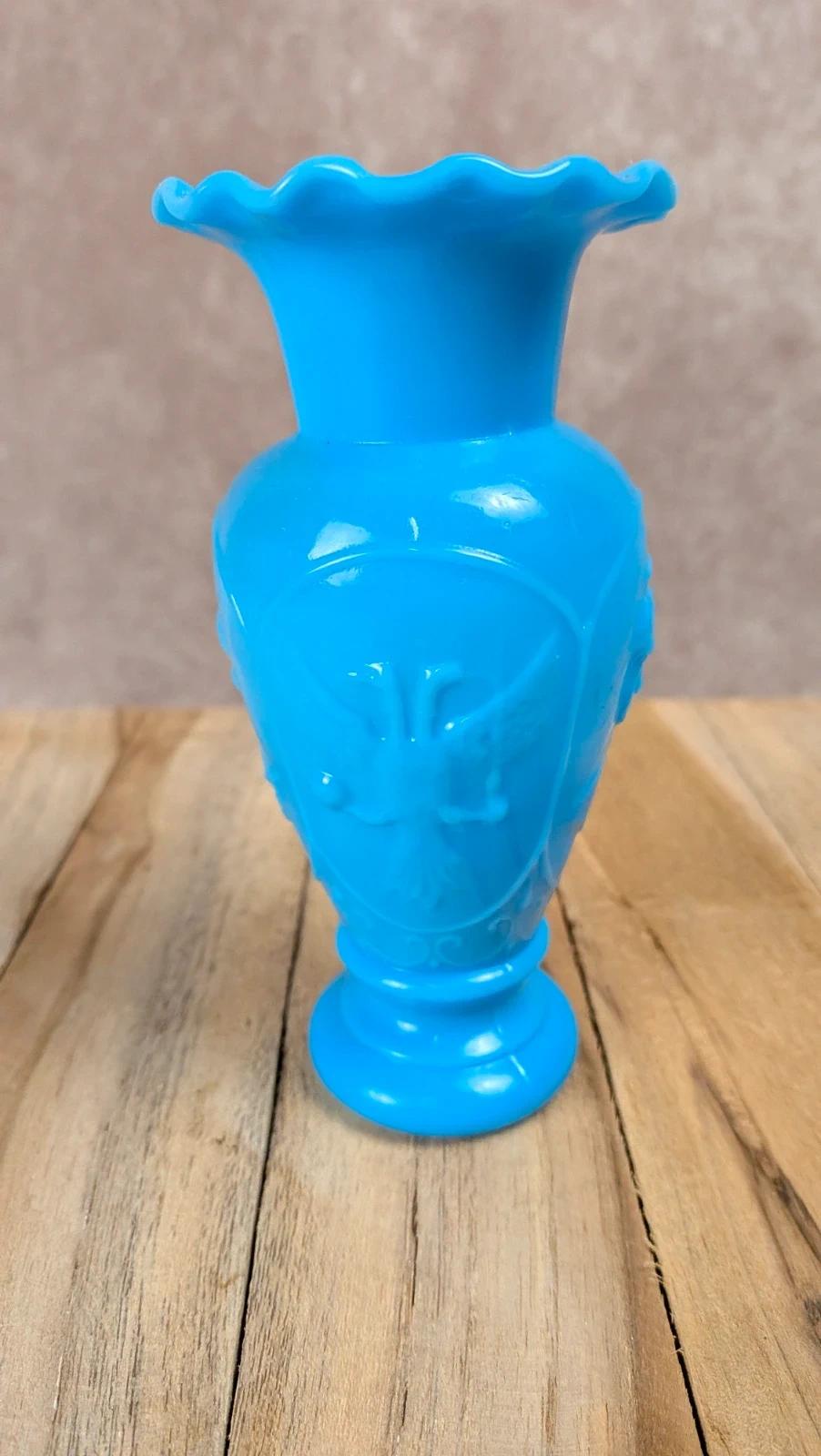 Petit vase opaline bleue décor impérial