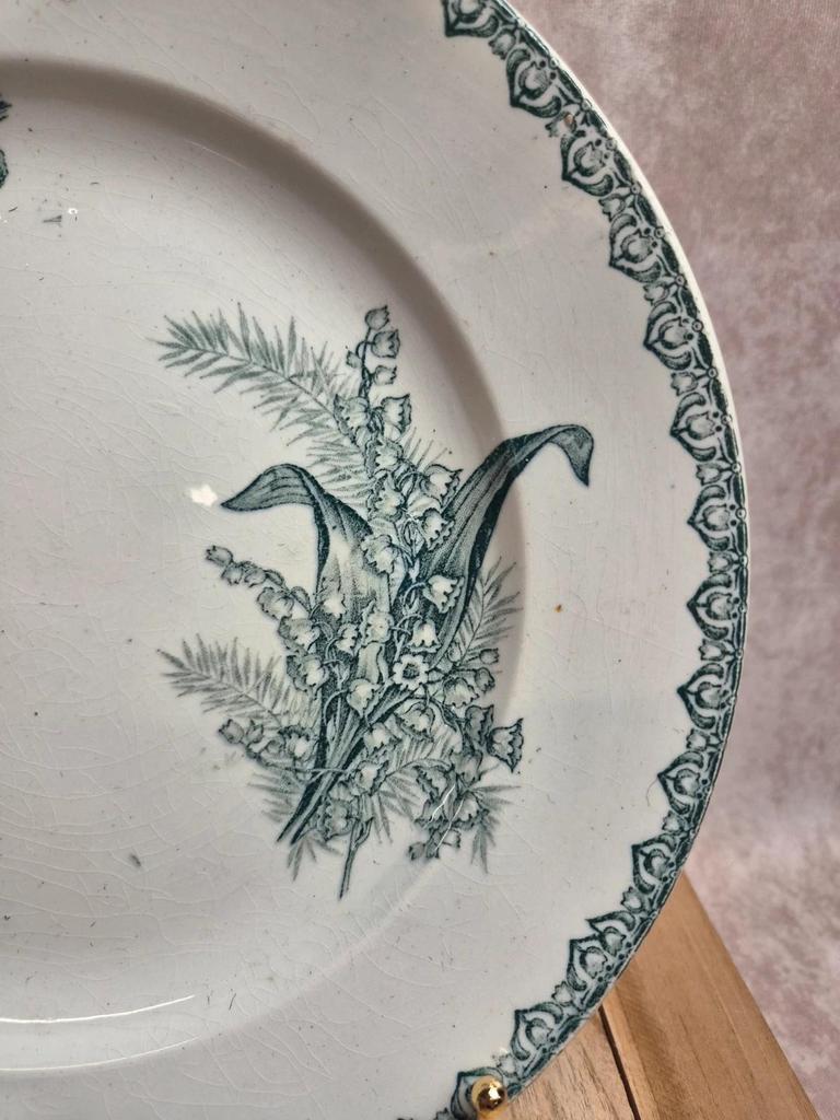 Grand plat rond ancien terre de fer, Saint-amandinoise – Modèle Muguet
