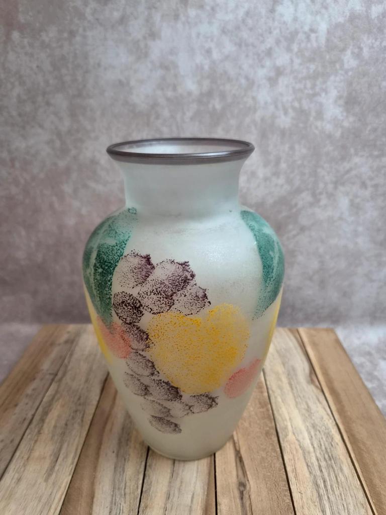 Vase vintage italien en verre dépoli moulé décor floral coloré – années 60/70