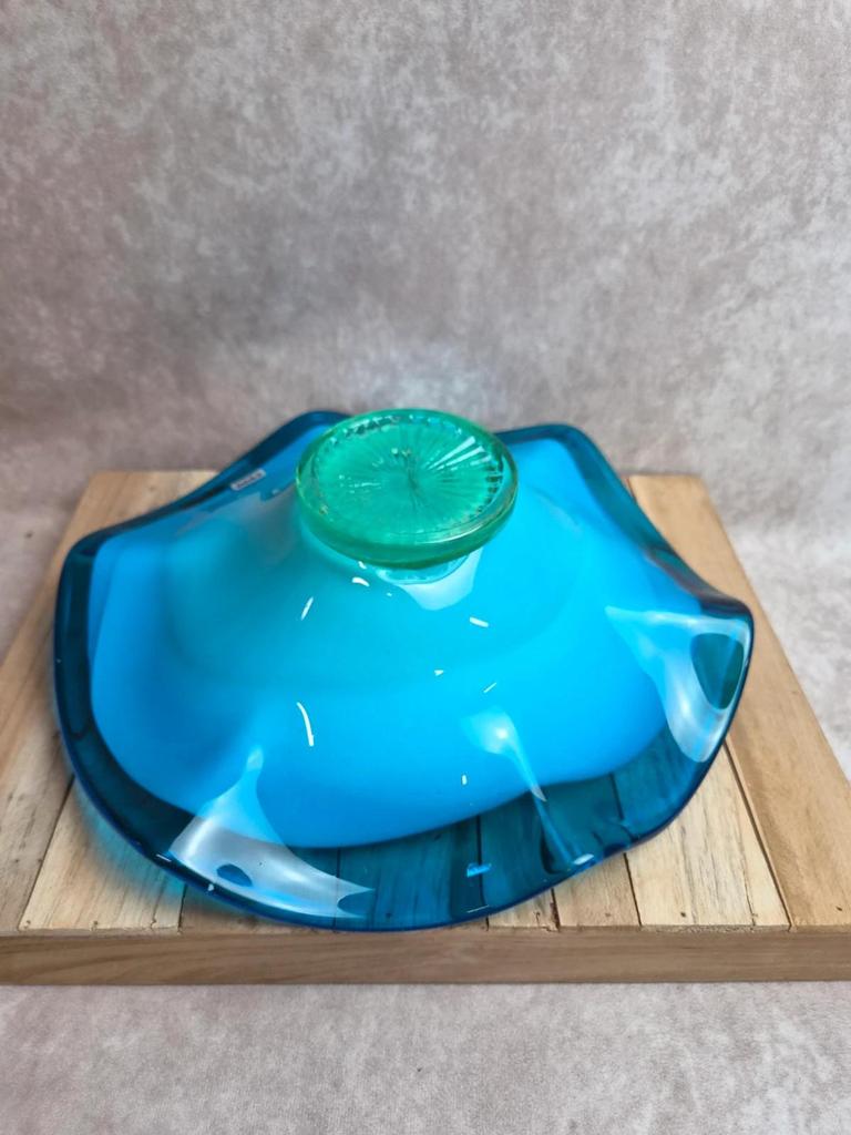 Grande coupe vintage en verre soufflé turquoise – style Murano – fleur appliquée