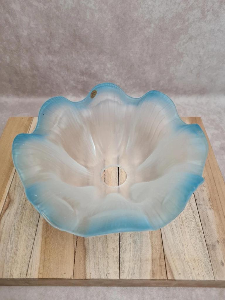 Abat-jour vintage en verre dépoli bord bleu ondulé