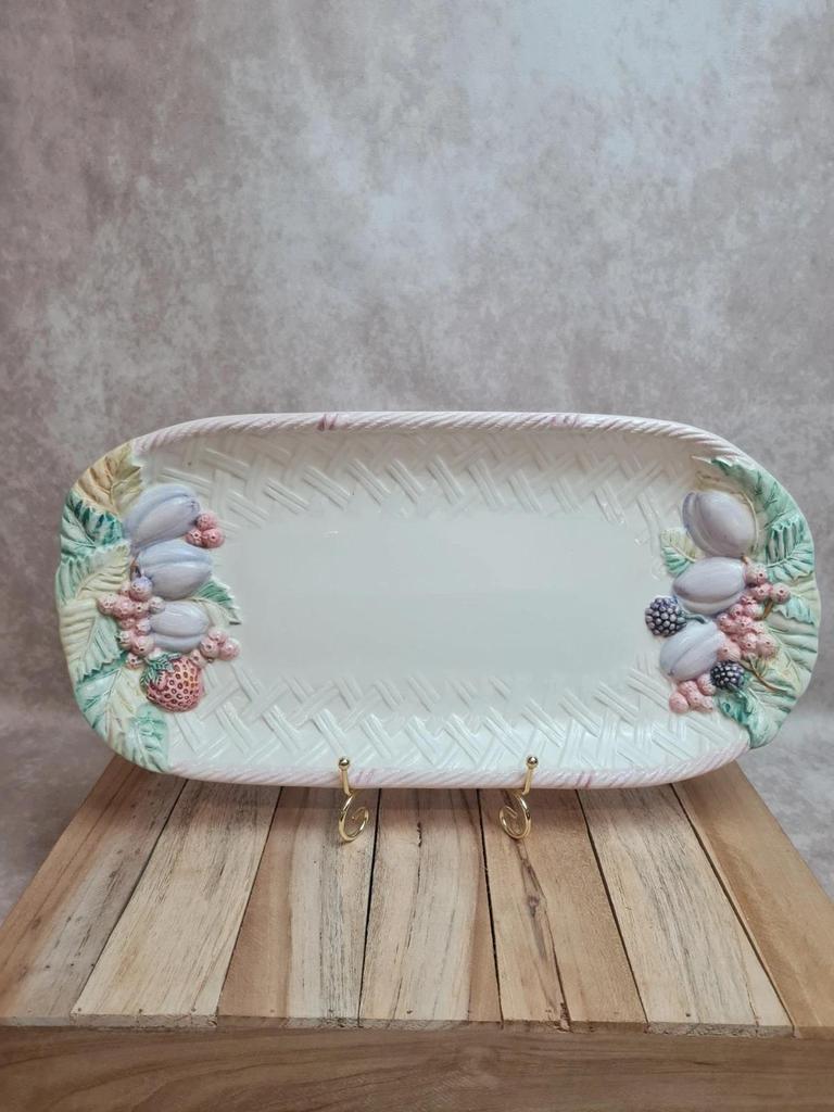 Plat rectangulaire en barbotine décor fruits – signé Pw – 40 cm