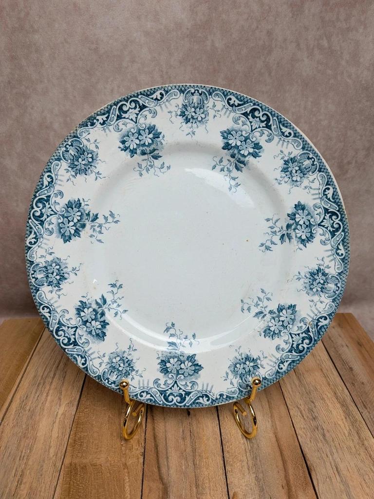 Assiette ancienne Terre de Fer décor bleu floral