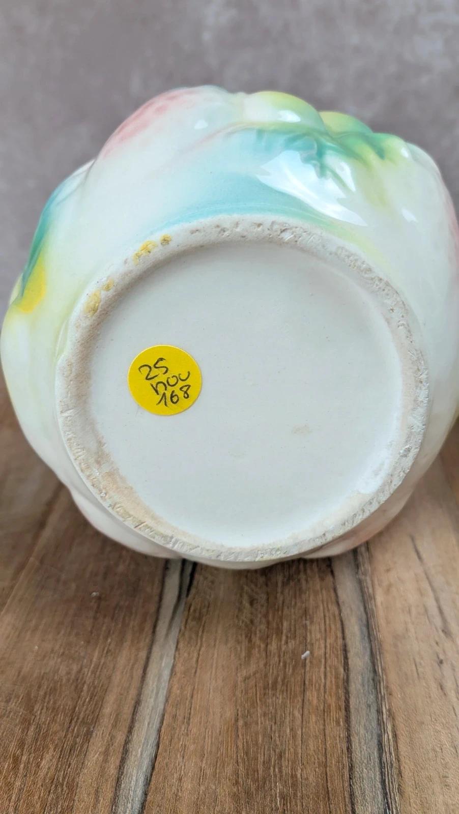 Pichet ancien en barbotine multicolore