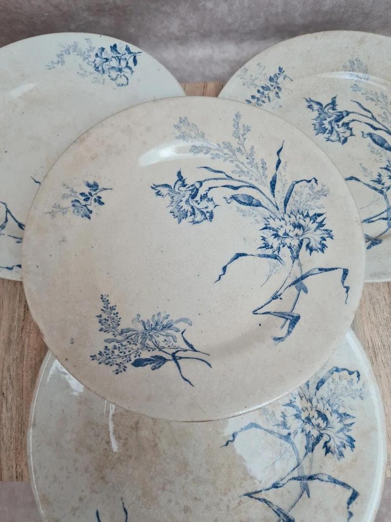 Lot 4 assiettes à dessert anciennes Terre de Fer décor œillet bleu 💙
