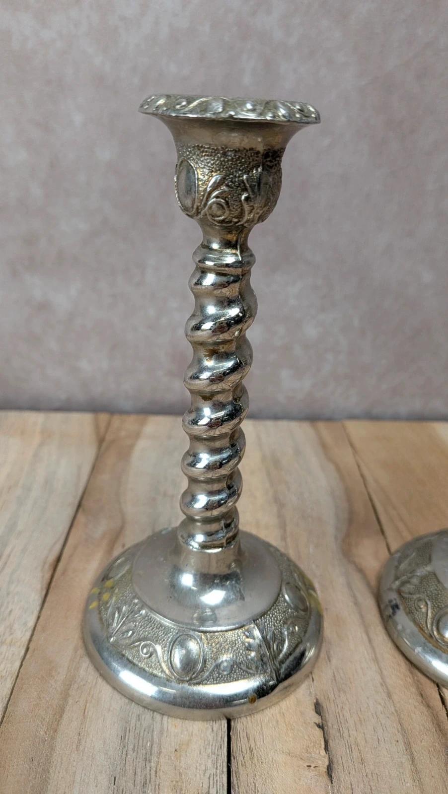 Paire de bougeoirs vintage en métal argenté – Made in England – pied torsadé