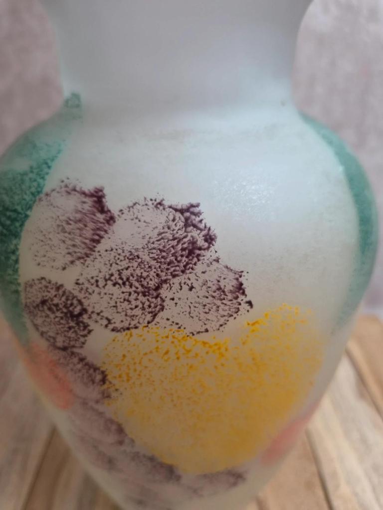 Vase vintage italien en verre dépoli moulé décor floral coloré – années 60/70