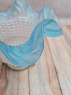 Abat-jour ancien en verre dépoli aux délicats bords bleus 💙
