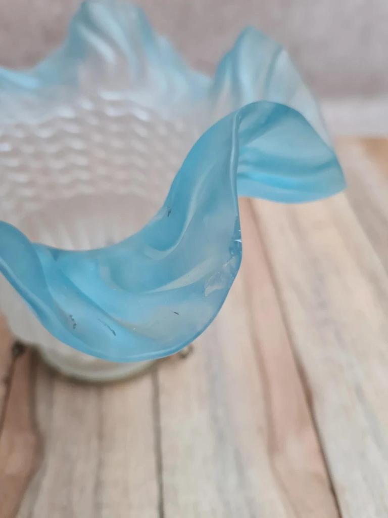 Abat-jour ancien en verre dépoli aux délicats bords bleus 💙