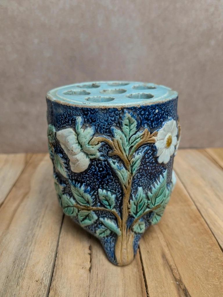 Petit vase pique-fleurs en majolique barbotine