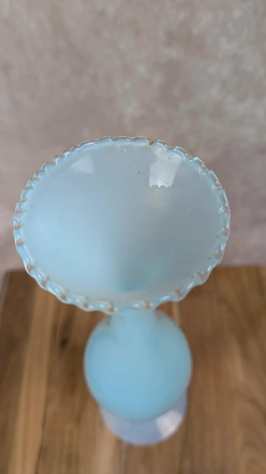 Vase ancien en opaline bleue sur pied
