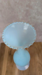 Vase ancien en opaline bleue sur pied