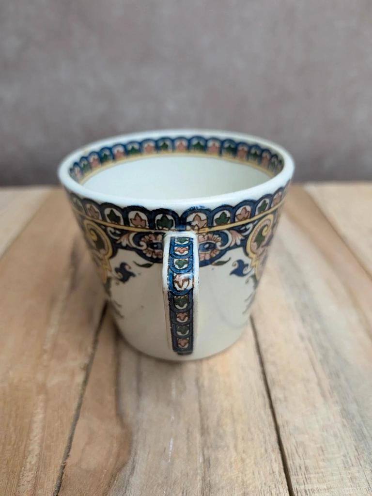 Tasse ancienne en terre de fer Sarreguemines décor polychrome