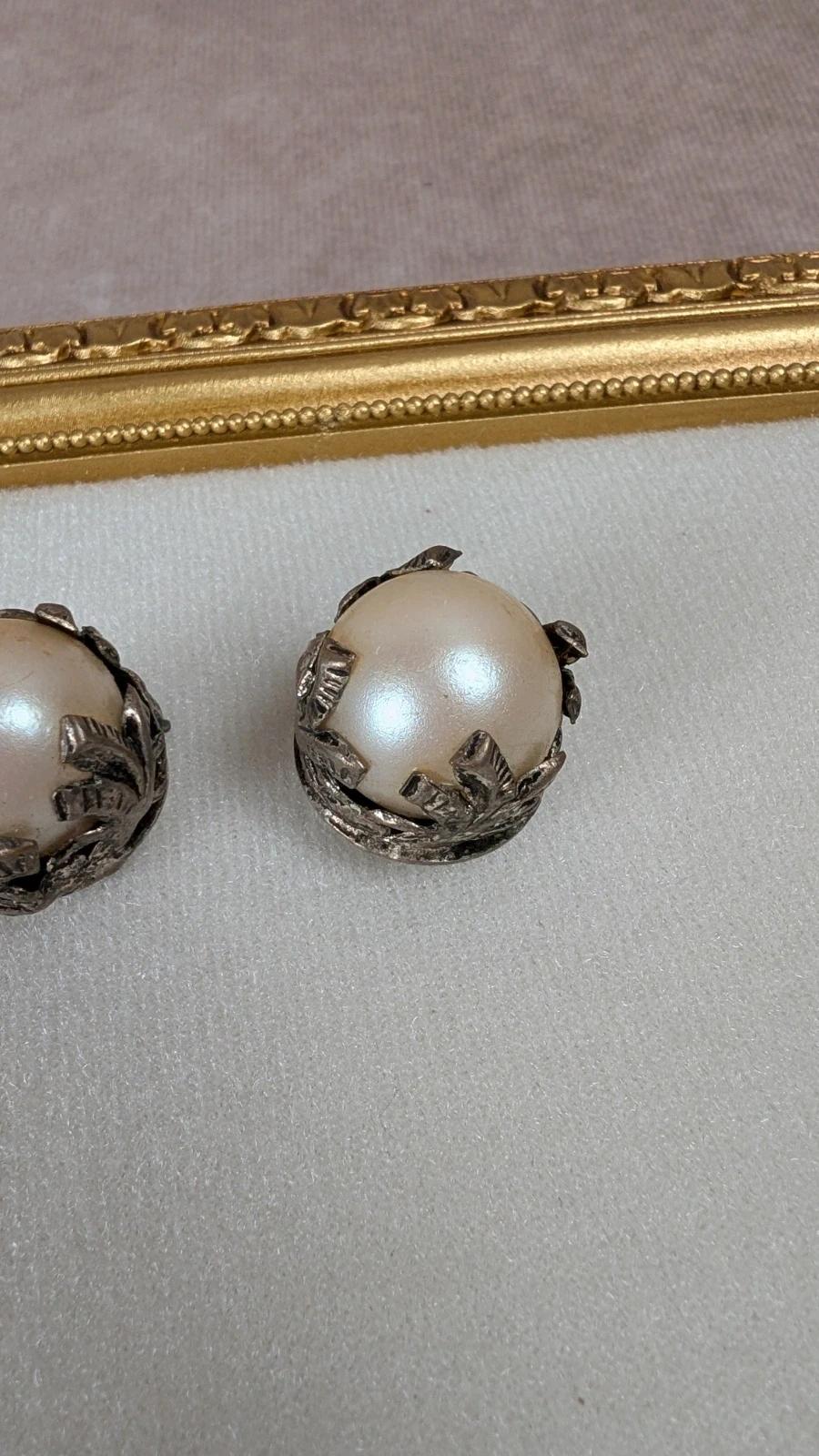 Boucles d’oreilles vintage à clips – perles monture argentée années 50/60