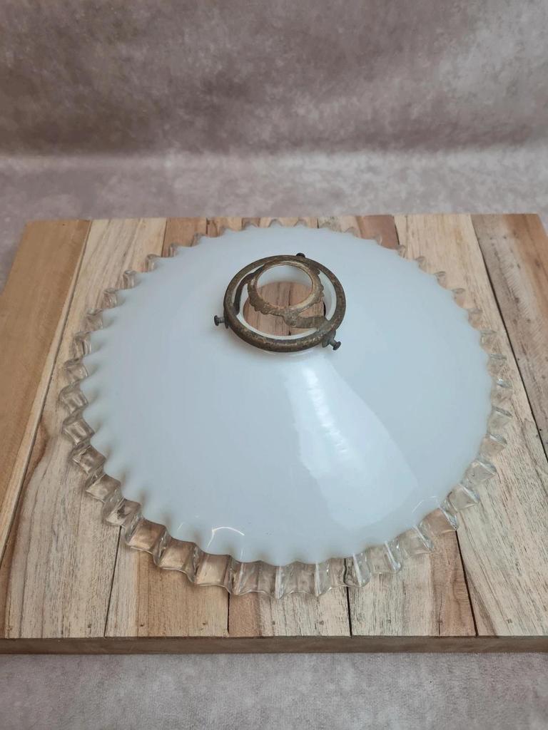 Abat-jour ancien en opaline blanche bord festonné – style vintage chic 💡