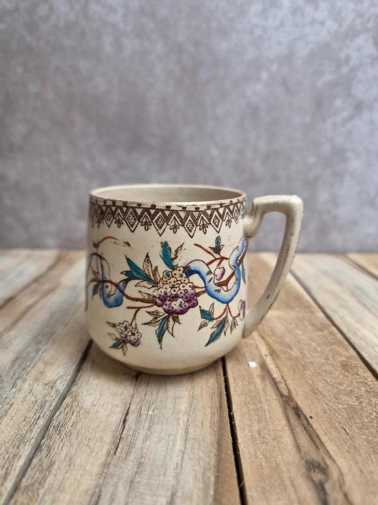Tasse ancienne en terre de fer – décor japonisant – fin Xixe
