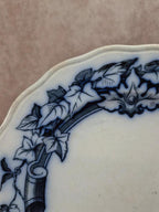 Assiette ancienne anglaise Bwm & Co – modèle Rose & Ivy – registre 1868 – décor bleu noir
