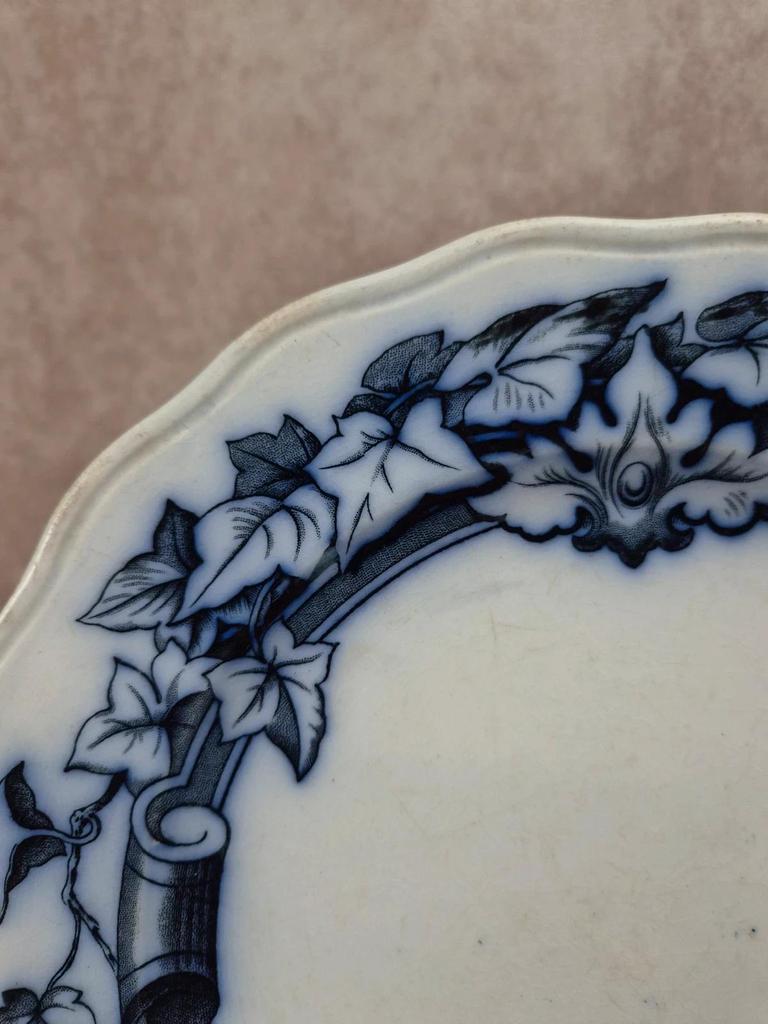 Assiette ancienne anglaise Bwm & Co – modèle Rose & Ivy – registre 1868 – décor bleu noir