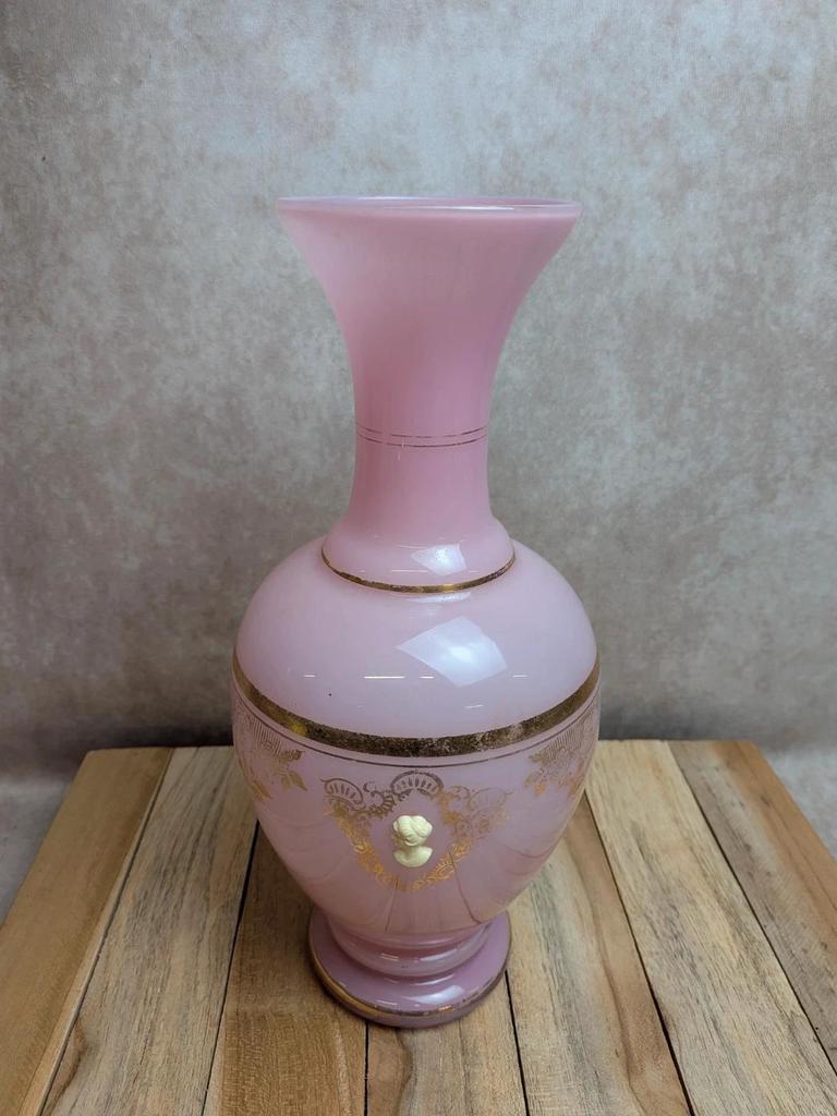Vase en opaline rose à décor camées et dorures