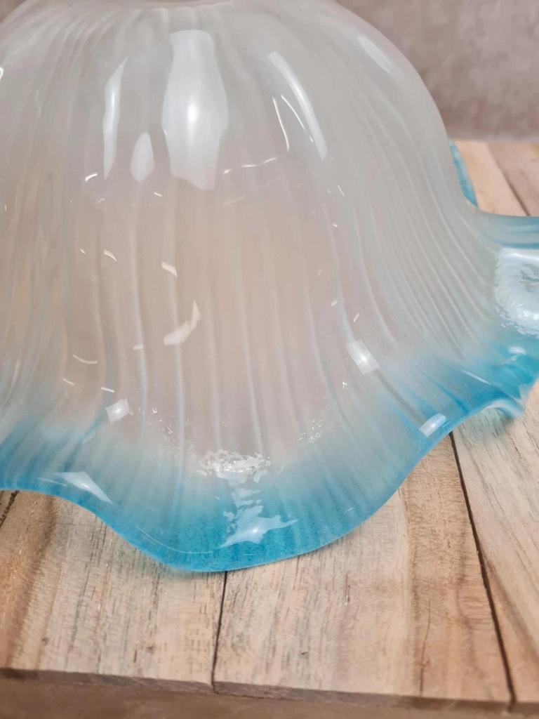 Abat-jour vintage en verre dépoli bord bleu ondulé