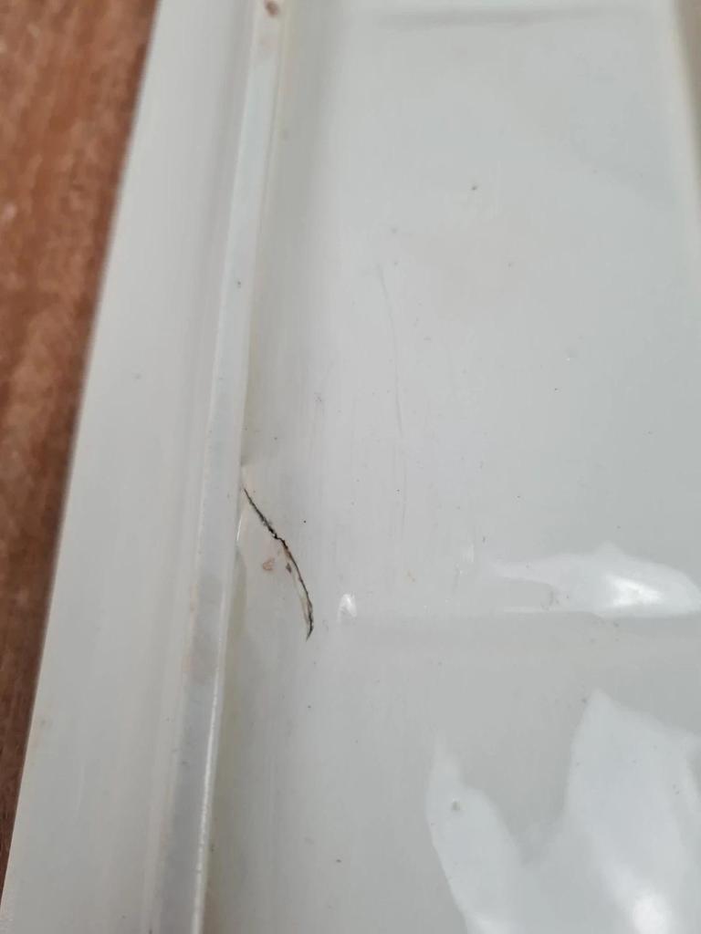 🧼 Ancien porte-peigne ou vide-poches en faïence blanche à décor géométrique noir et ocre