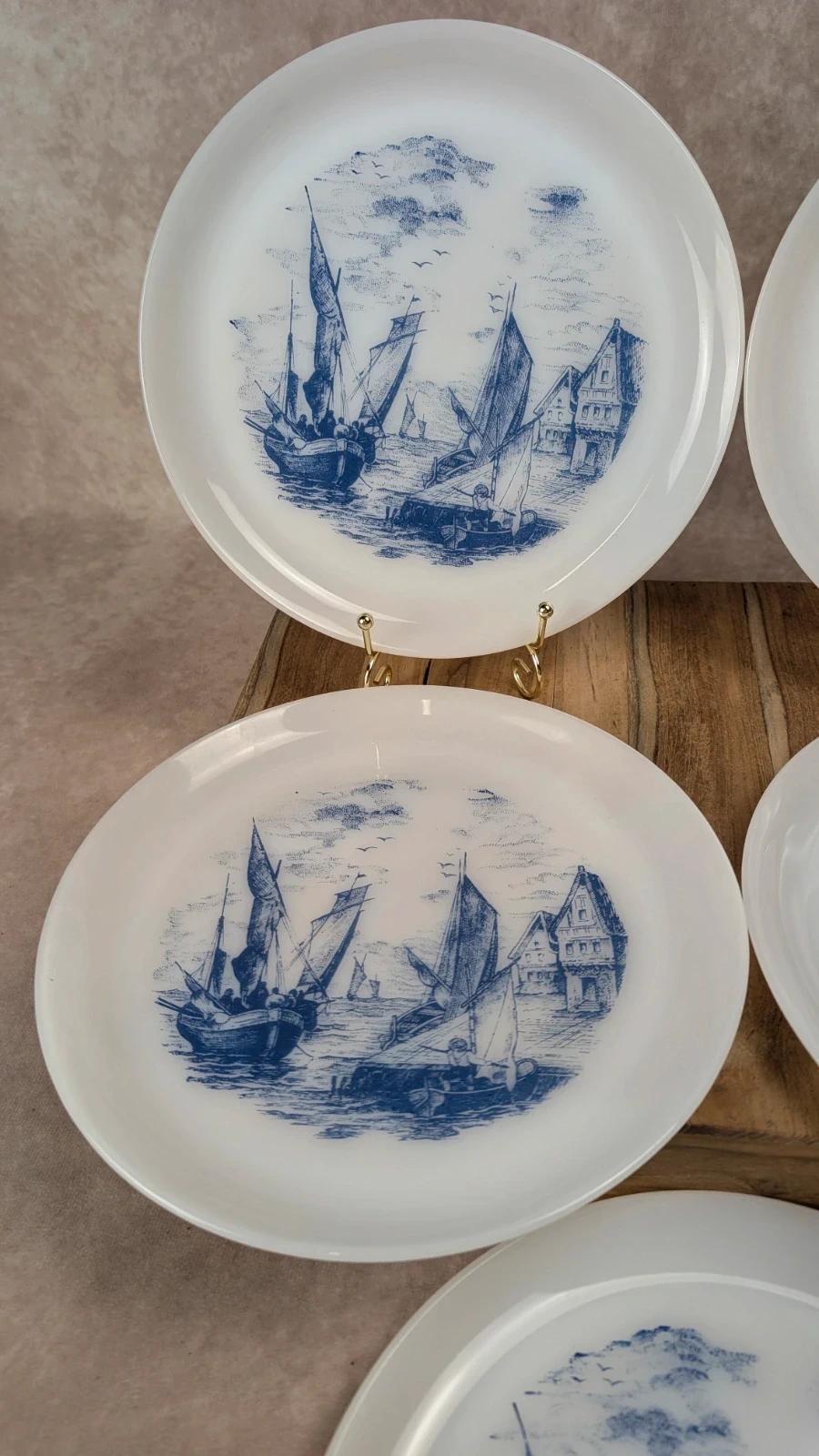 Charmant lot de 5 assiettes Arcopal décor “bateaux” bleu