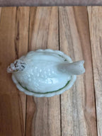 Petite poule couveuse en opaline blanche peinte ancienne